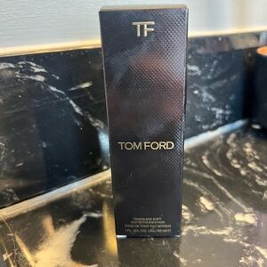Tom Ford Traceless Soft Matte Foundation - Black and Gold